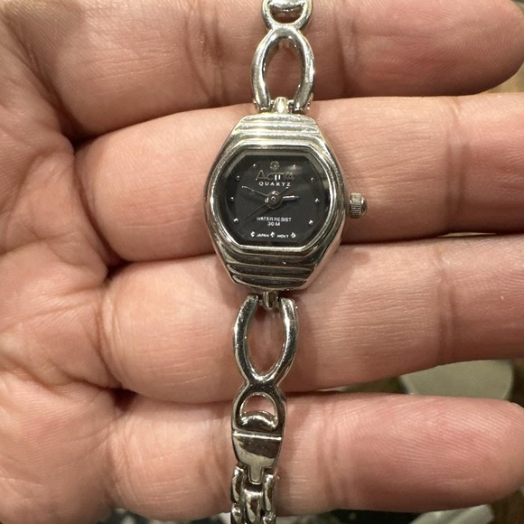 Working Activa Black Face‎ Silver Bracelet Ladies Watch 18mm New Battery Fit 7in - Picture 1 of 7
